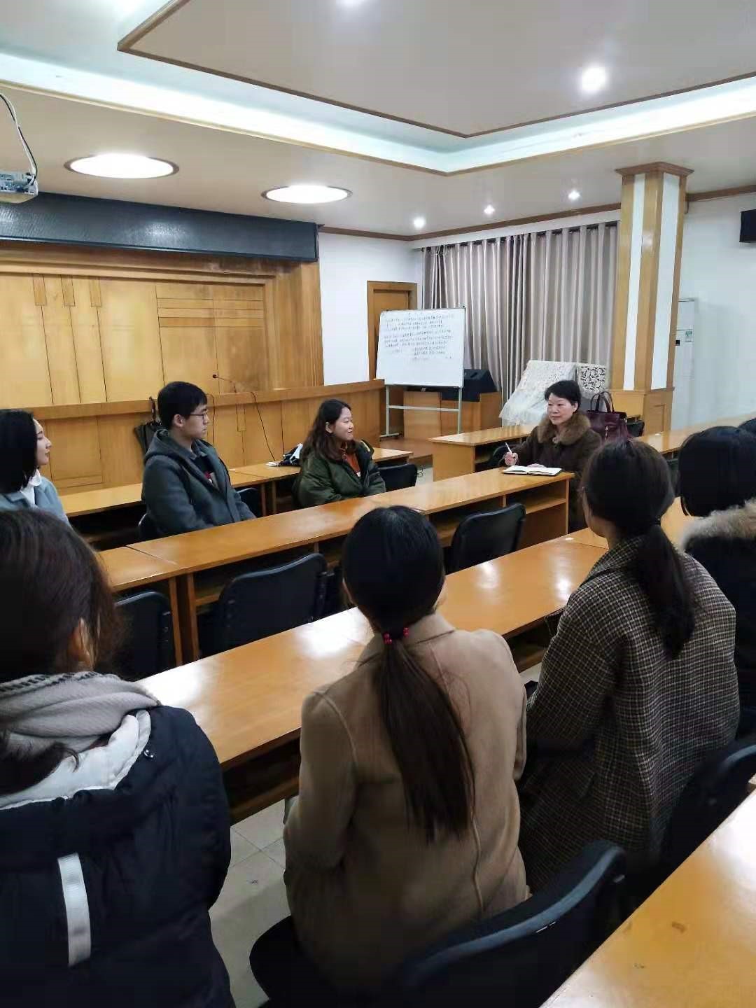 中心王碧琴主任为志愿者们介绍中心概况